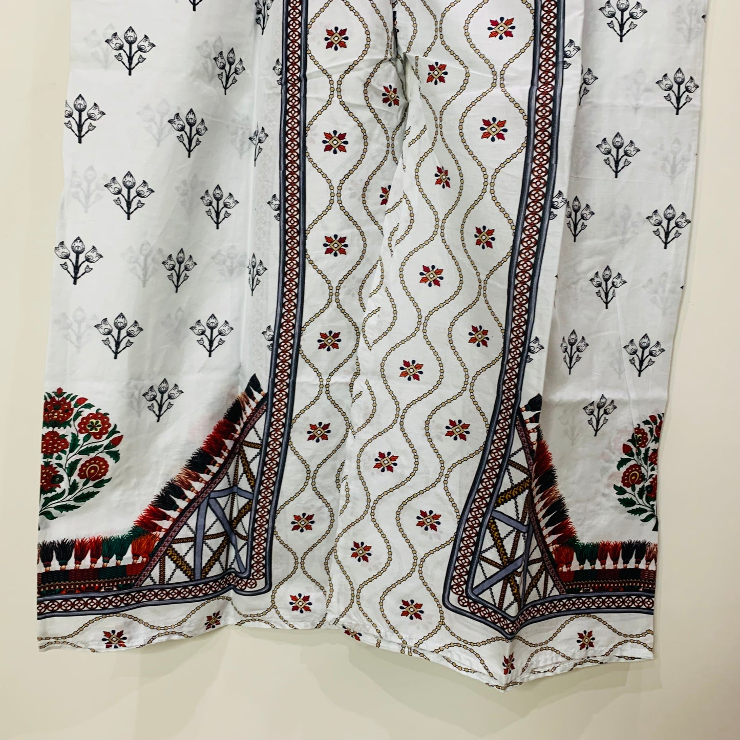 Printed Elegance – 2-Piece Lawn Dress with Embroidered Neckline